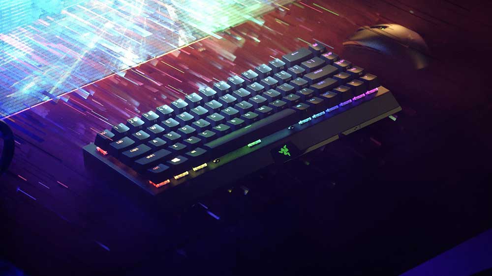 Klávesnice Bezdrátová klávesnice Razer BlackWidow V3 Mini HyoerSpeed na herním stole_02