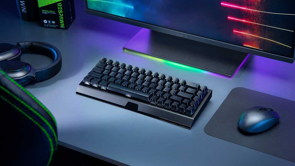 Klávesnice Razer BlackWidow V3 Mini HyperSpeed Phantom edition umístěna na stole u počítače_02