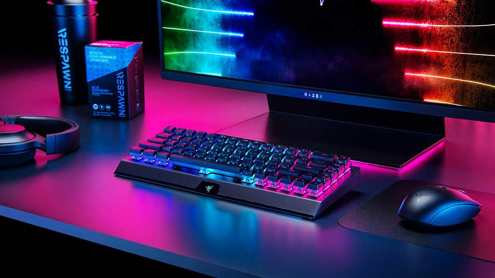 Klávesnice Razer BlackWidow V3 Mini HyperSpeed Phantom edition na herním stole spolu s myší a sluchátky_03