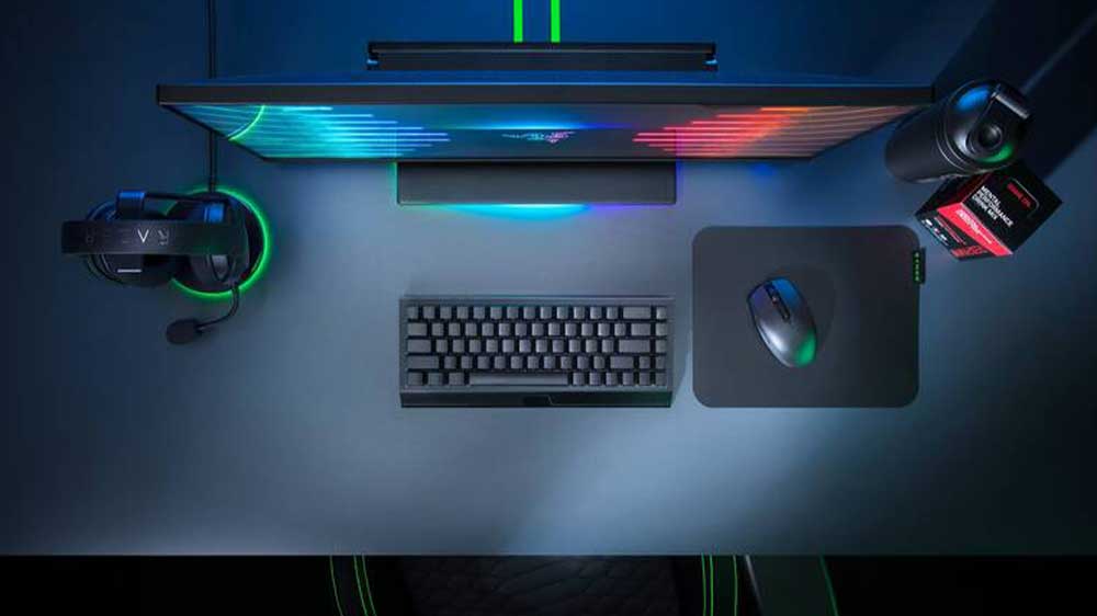 Klávesnice Razer BlackWidow V3 Mini HyperSpeed Phantom edition na herním stole pohled shora_04