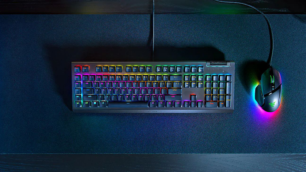 Herní podložka s myší a Razer BlackWidow V4 X_02