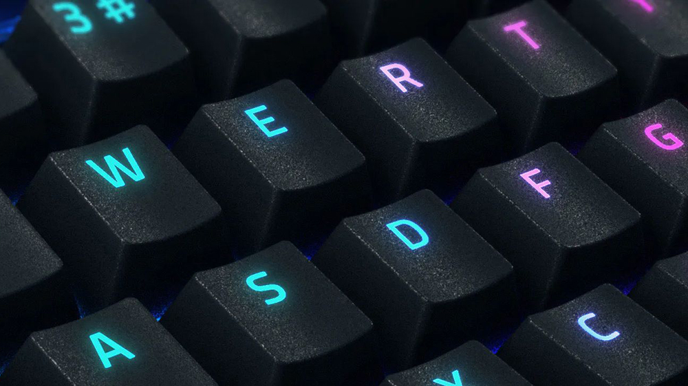 Záběr na podsvícené klávesy BlackWidow V4 X_03