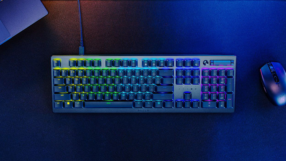 Podložka s myší a Razer DeathStalker V2_2