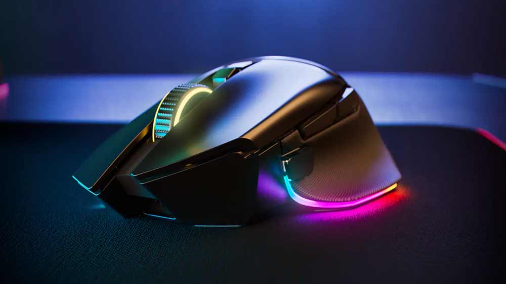 Herní bezdrátová myš Razer Basilisk V3 Pro 35K podsvícená na černém pozadí_02