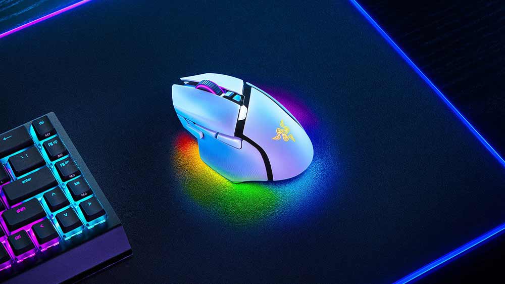 Herní bezdrátová myš Razer Basilisk V3 Pro 35K podsvícená na černém pozadí_02