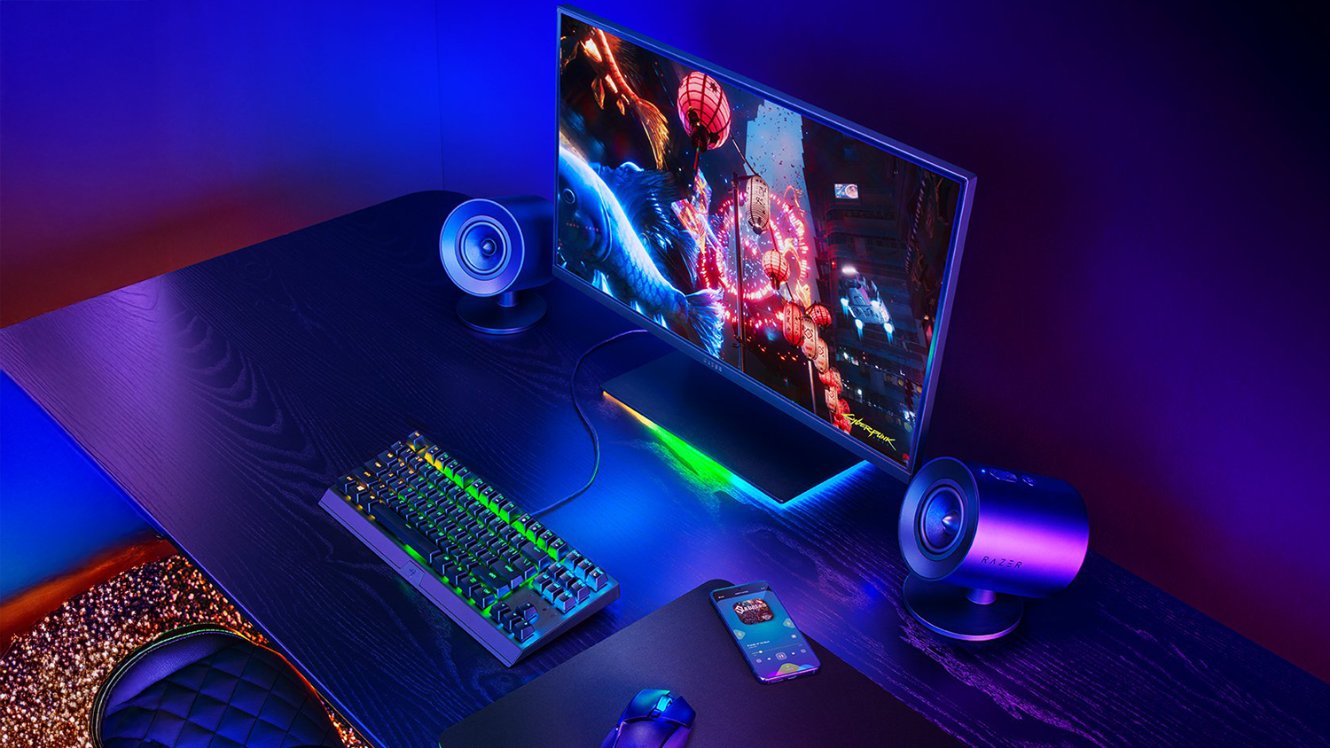 Reproduktory Razer Nommo V2 X na herním stole