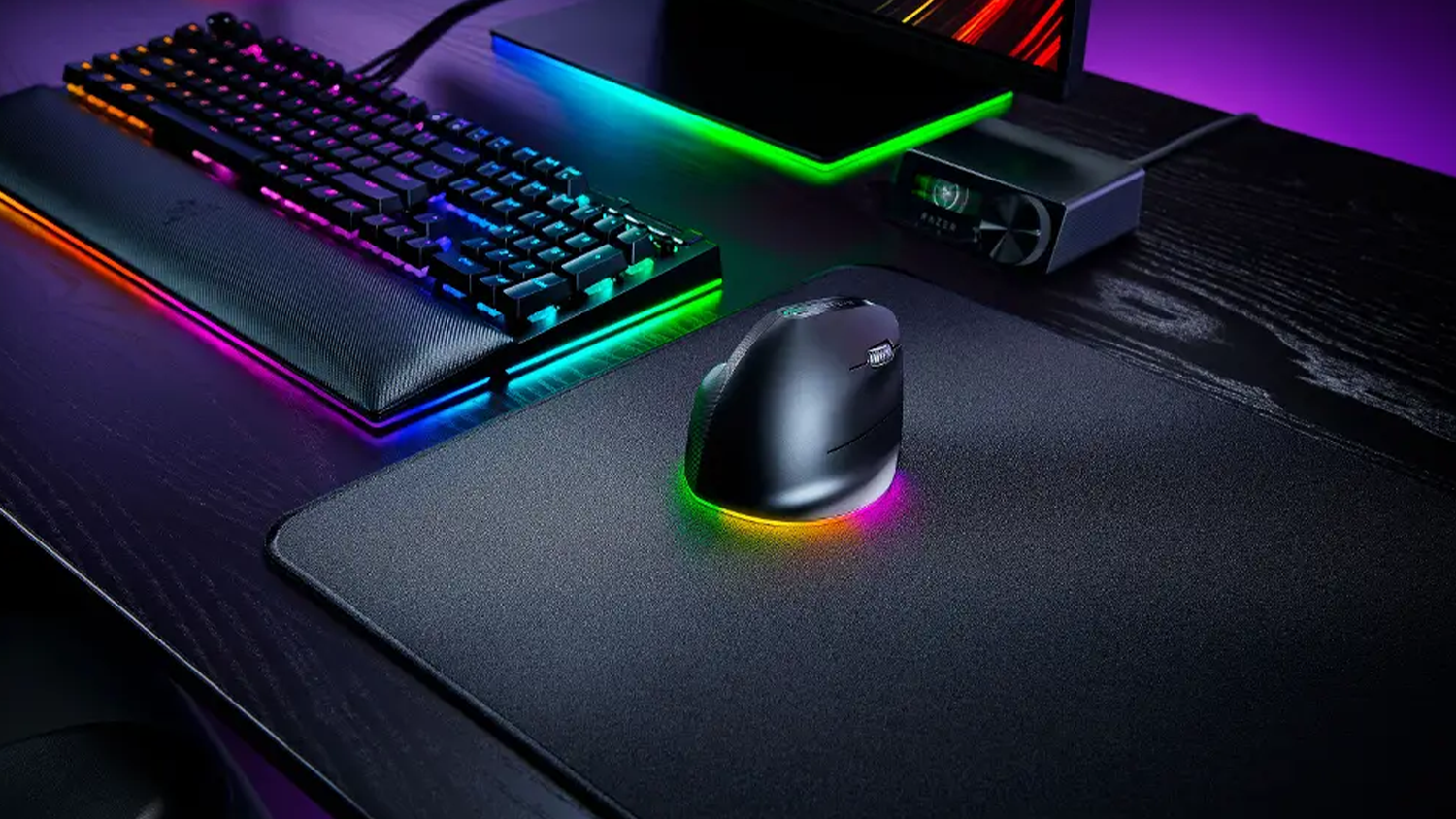Herná myš Razer Pro Click V2 Vertical Edition pri klávesnici