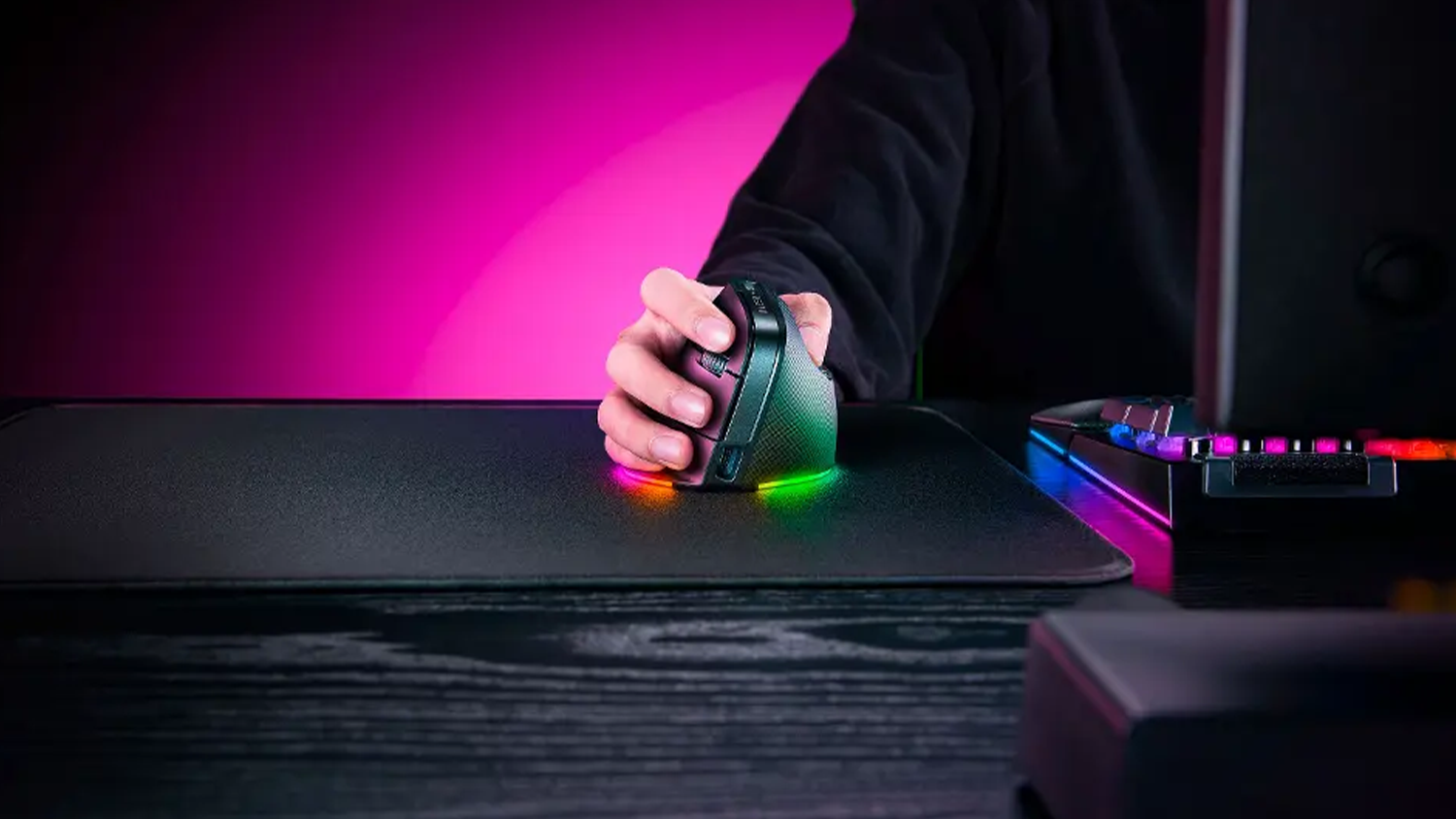Ruka drží hernú myš Razer Pro Click V2 Vertical Edition