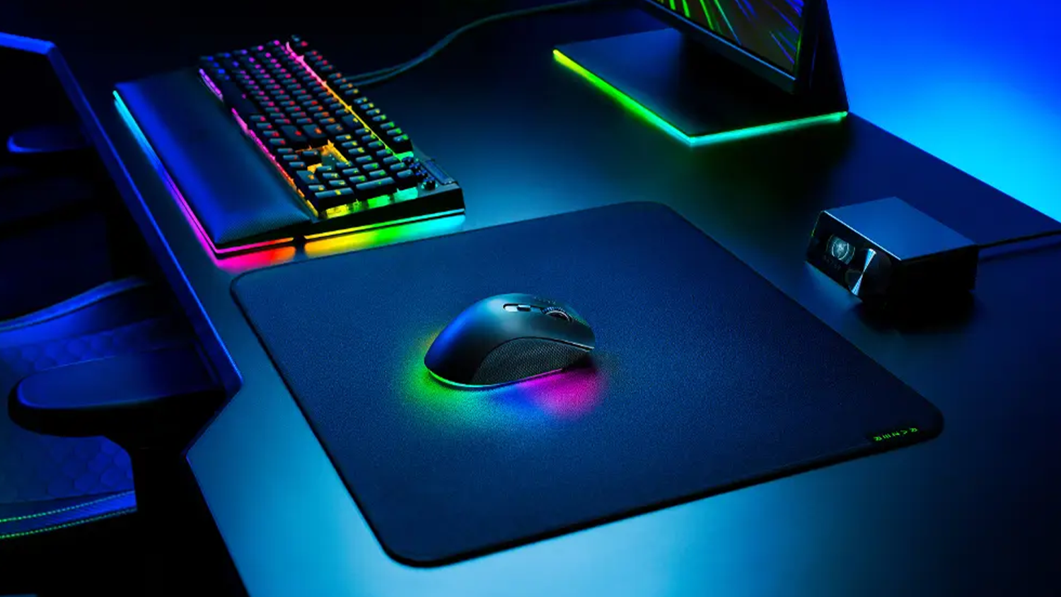 Herná myš Razer Pro Click V2 na podložke pri počítači
