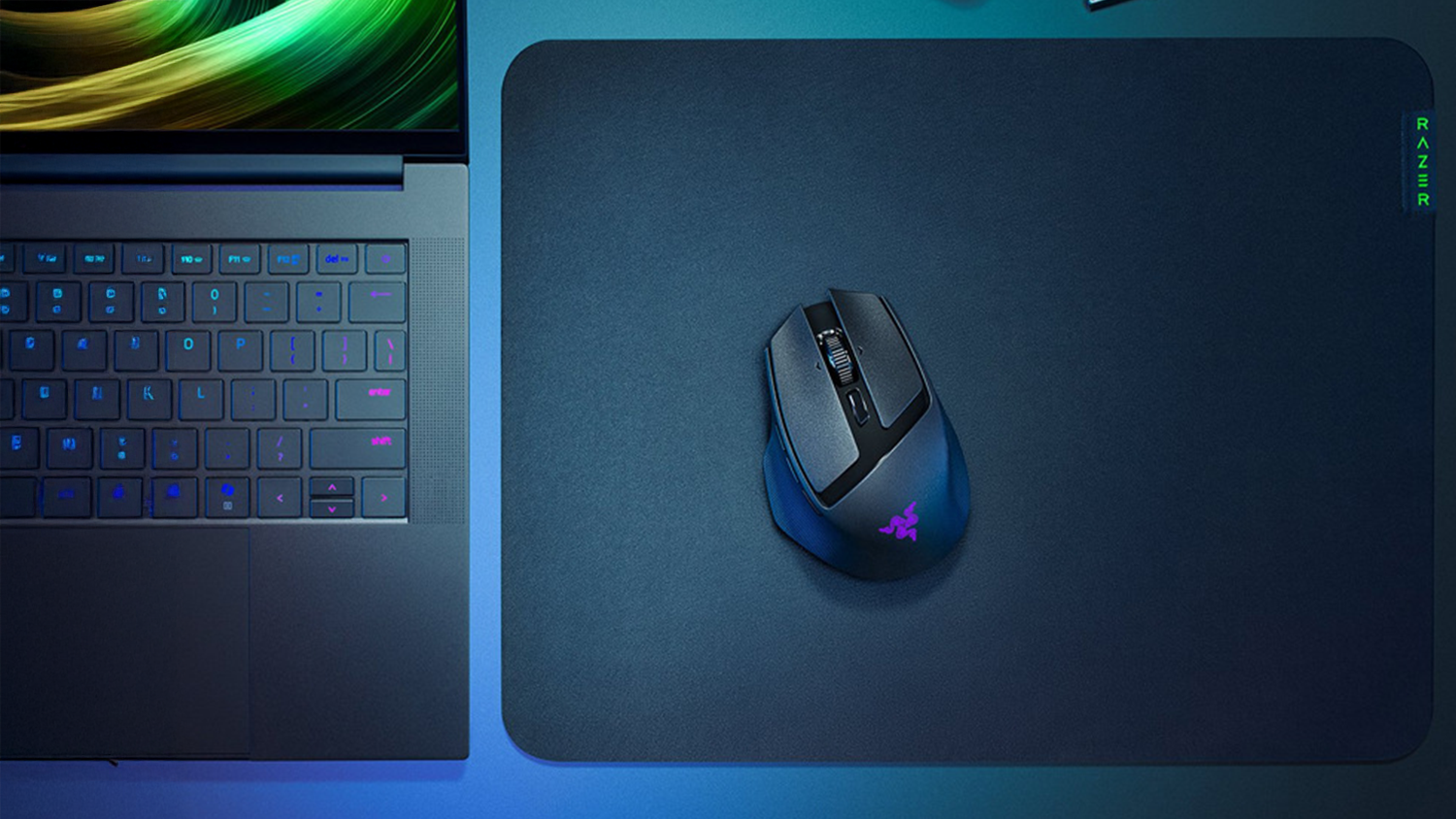 Herná myš Razer Basilisk Mobile na podložke vedľa notebooku