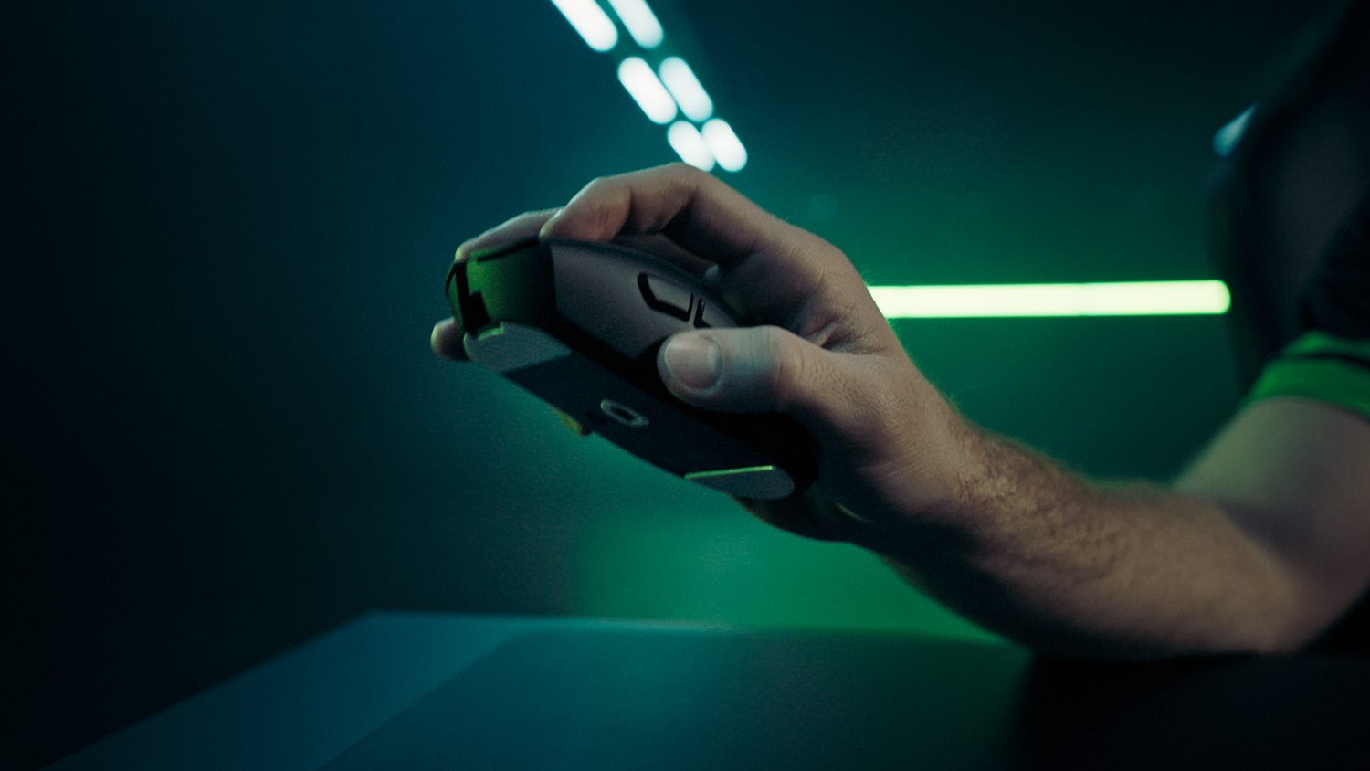 Zdvihnutá ruka s myšou Razer DeathAdder V4 Pro Black