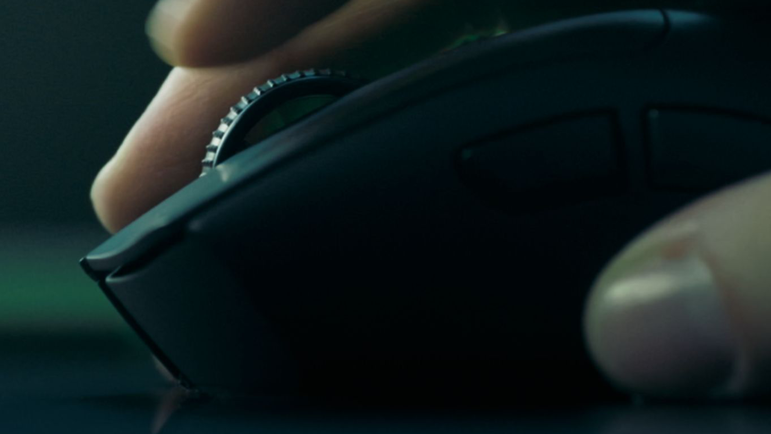 Ruka drží PC myš Razer DeathAdder V4 Pro