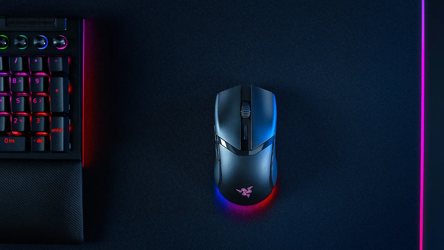 Myš Razer Cobra HyperSpeed pri klávesnici