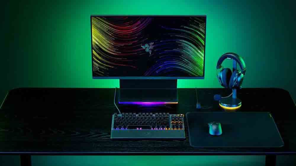 Herní klávesnice Razer Huntsman V3 Pro Tenkeyless na stole u počítače_02
