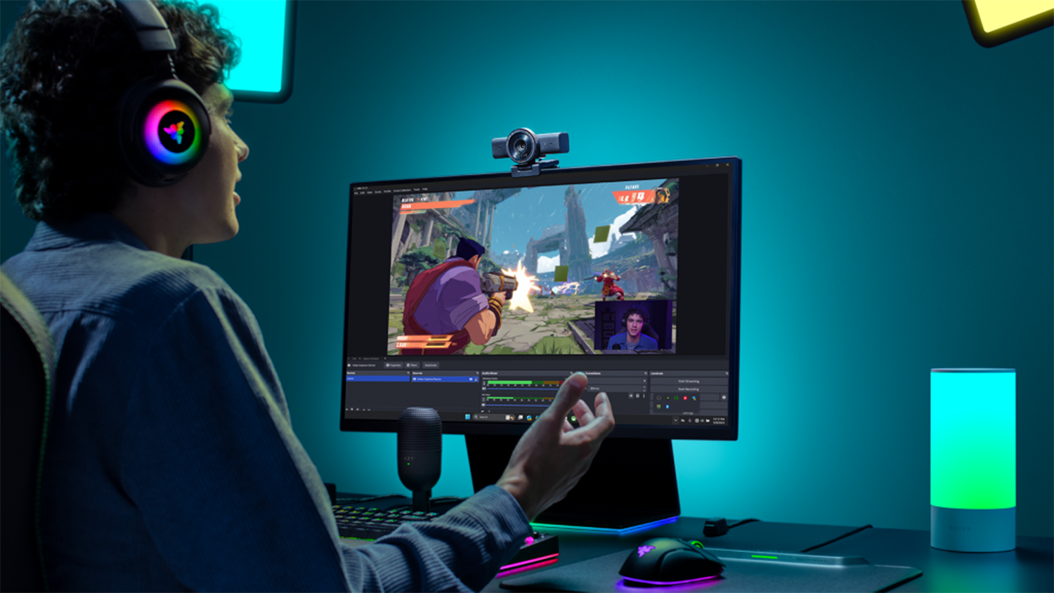Člověk streamující s Razer Kiyo V2 X u počítače
