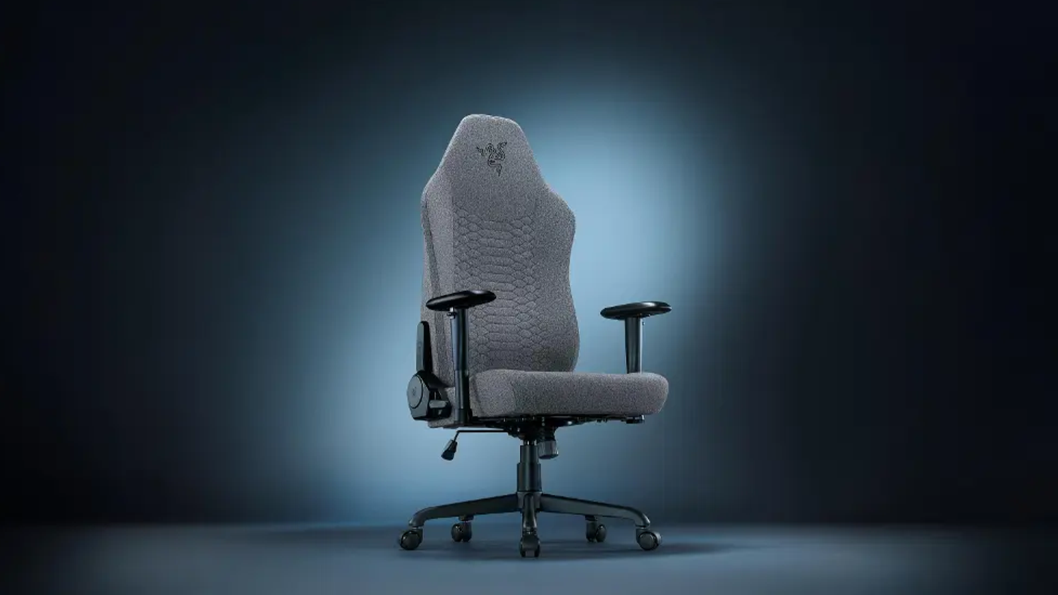 Herné kreslo Razer Iskur V2 X vo fialovo podsvietenej miestnosti