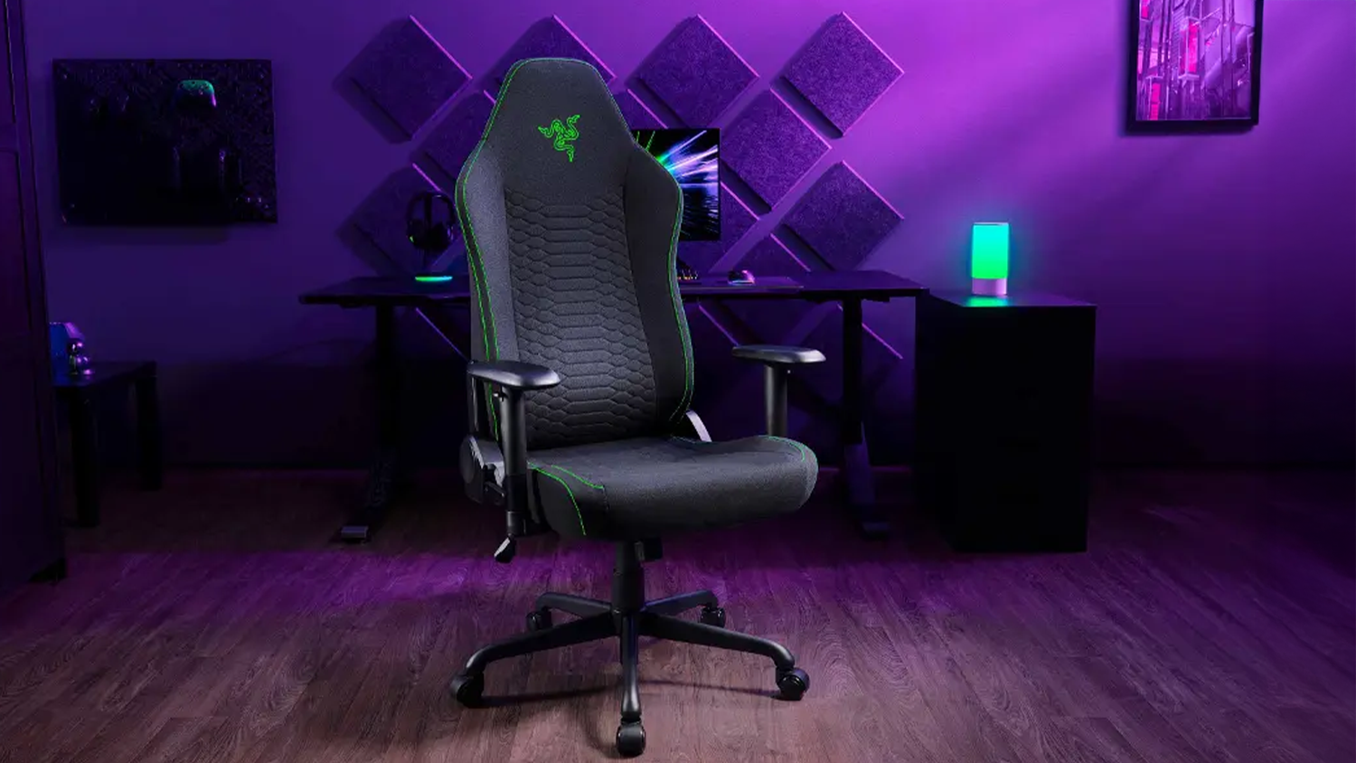 Herní křeslo Razer Iskur V2 X ve fialově podsvícené místnosti