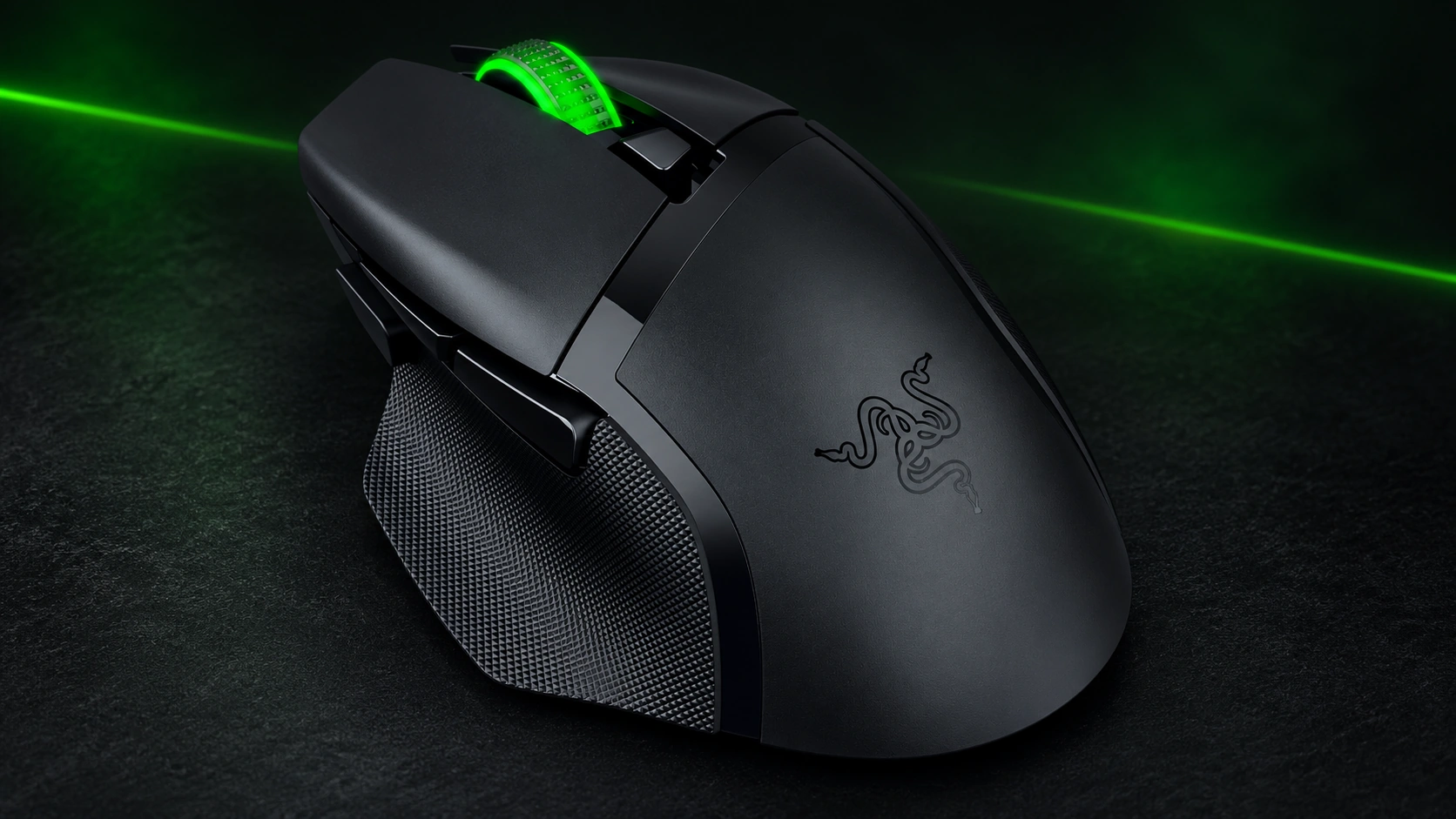 Herní myš Razer na černém a zeleném pozadí