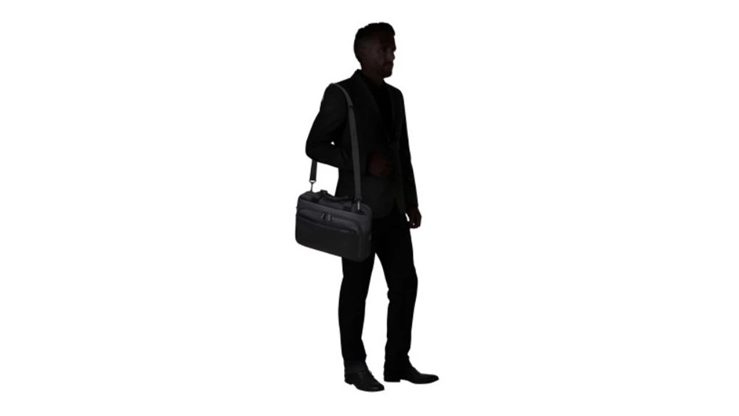 Osoba stojí z profilu s taškou Samsonite MYSIGHT