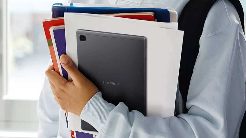 Člověk držící učebnice, sešity a tablet Samsung_02