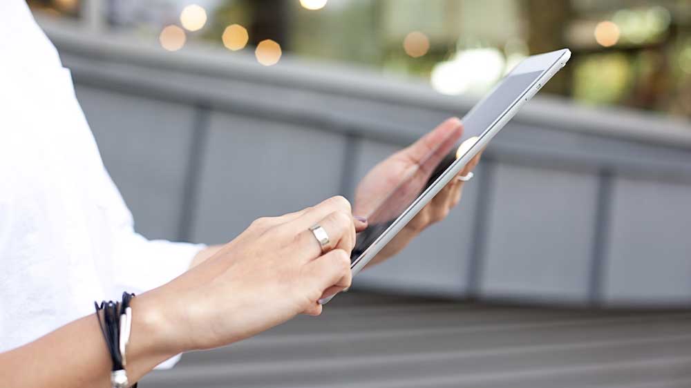 Žena pracující na tabletu_03