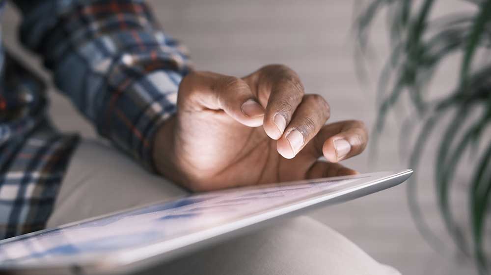 Muž pracující na tabletu_04