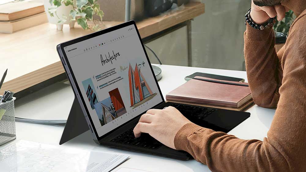 Muž pracující na tabletu s pouzdrem Samsung Cover TabS10+/S9+/S9FE+ _03