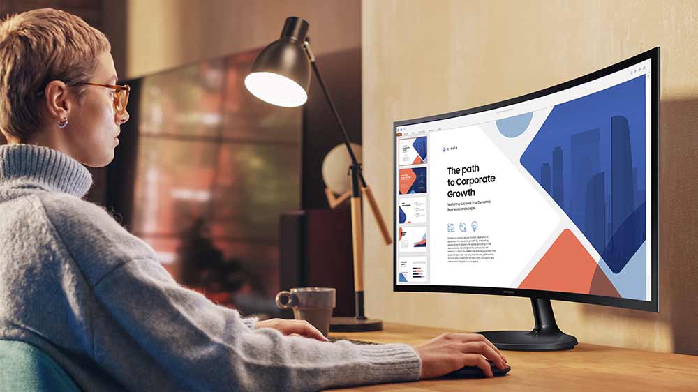 Osoba u stolu pracující u monitoru Samsung S360GD_02