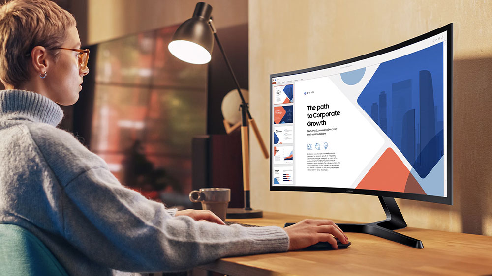 Osoba pracující na monitoru Samsung S366GD_2