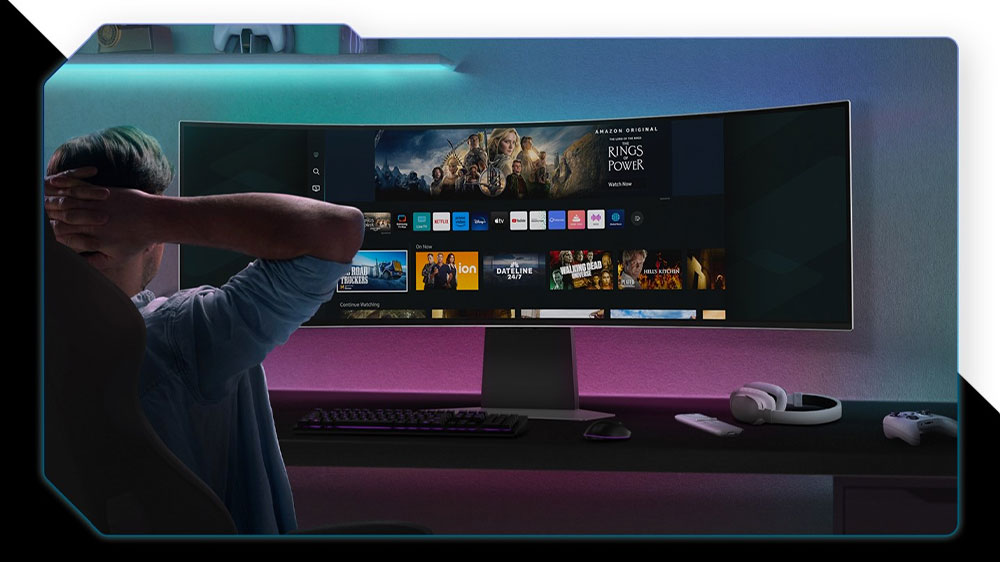 Muž vybírající si program na monitoru Samsung Odyssey G9_04