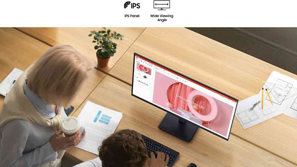 Lidé pracující na počítači s monitorem Samsung Essential S3_04