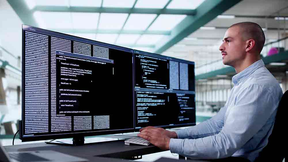 Vývojář programuje u počítače_04