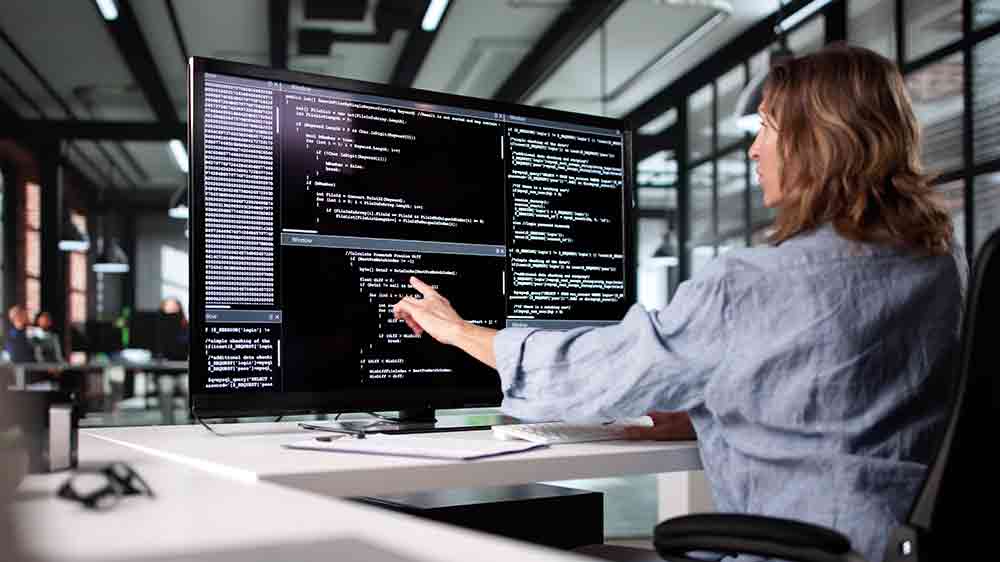 Žena programátorka při práci_04