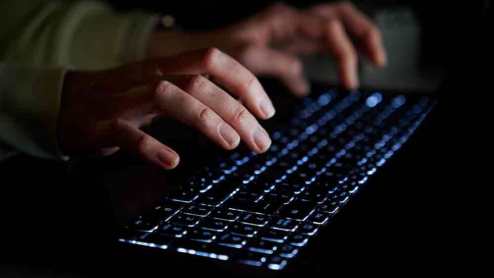 Ruce na podsvícené klávesnici_03