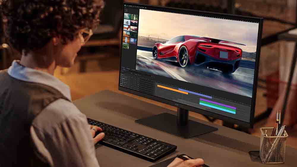 Muž pracujúci na počítači s monitorom Samsung Viewfinity S6 27 palcov_02
