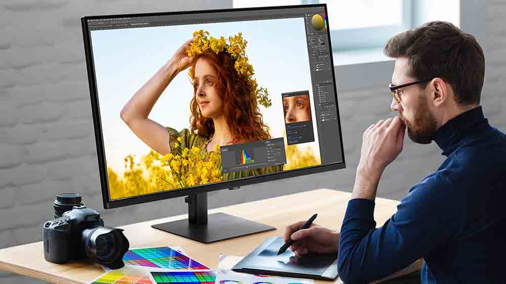 Muž pracující na počítači s monitorem Samsung Viewfinity S7_02