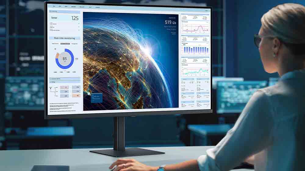 Žena pracuj&uacute;ca na poč&iacute;tači s monitorom Samsung Viewfinity S8_02