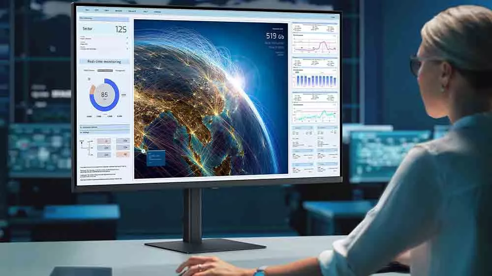 Žena pracujúca na počítači s monitorom Samsung Viewfinity S8_02