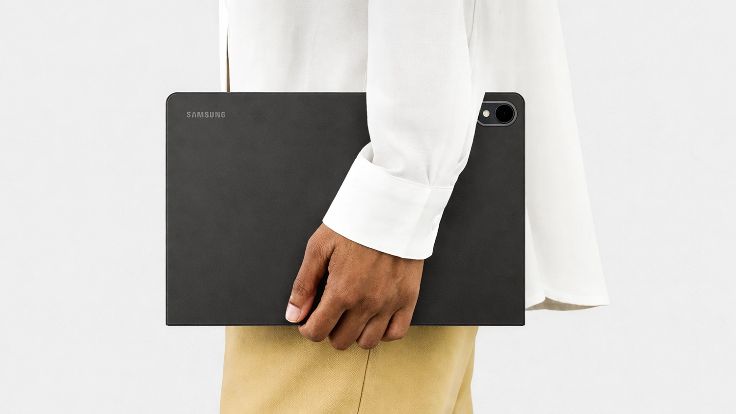 Muž drží tablet s krytem Samsung Book Cover pro Galaxy Tab S11 Ultra