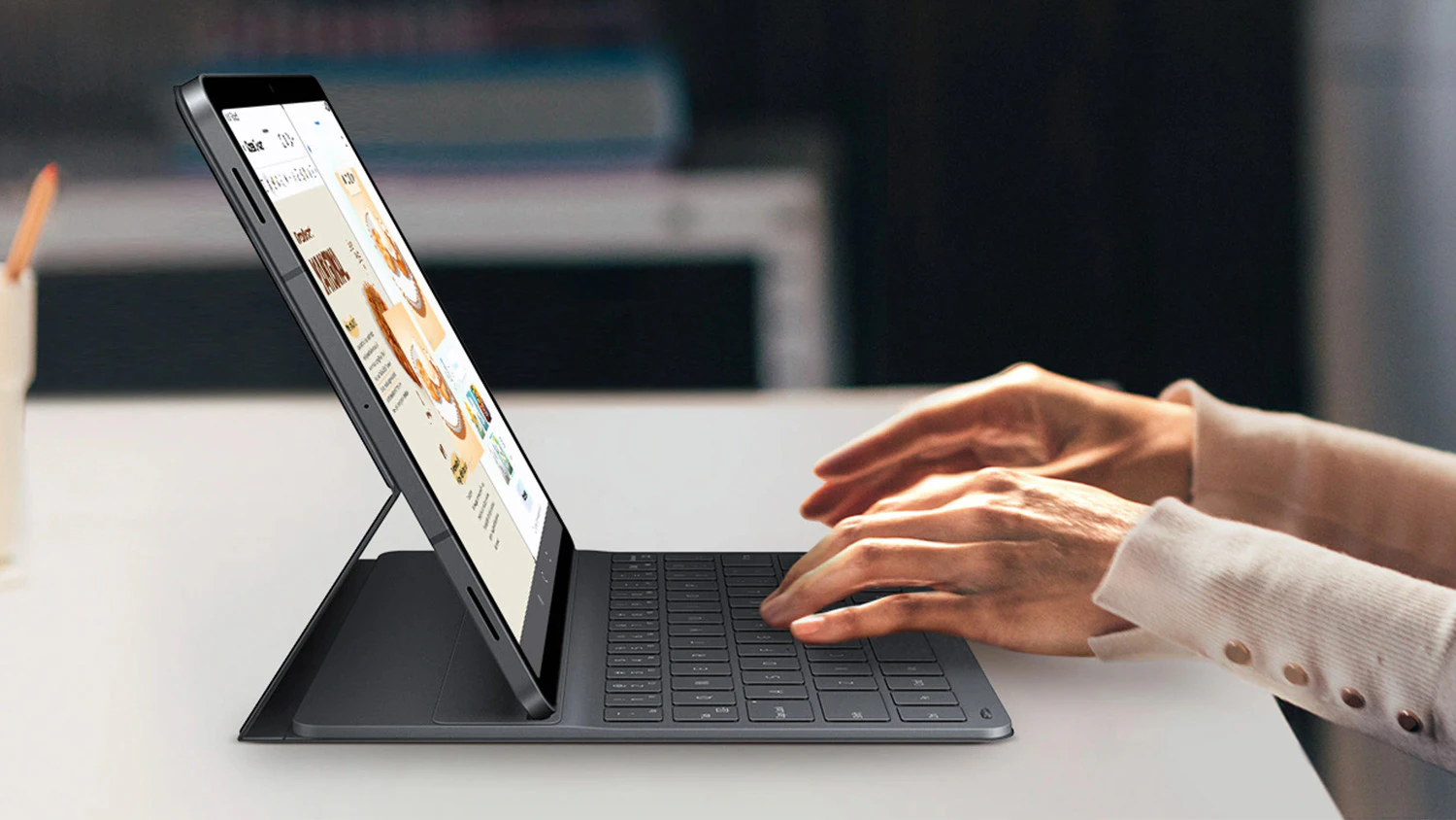 Žena píšící na klávesnici Samsung Book Cover Slim