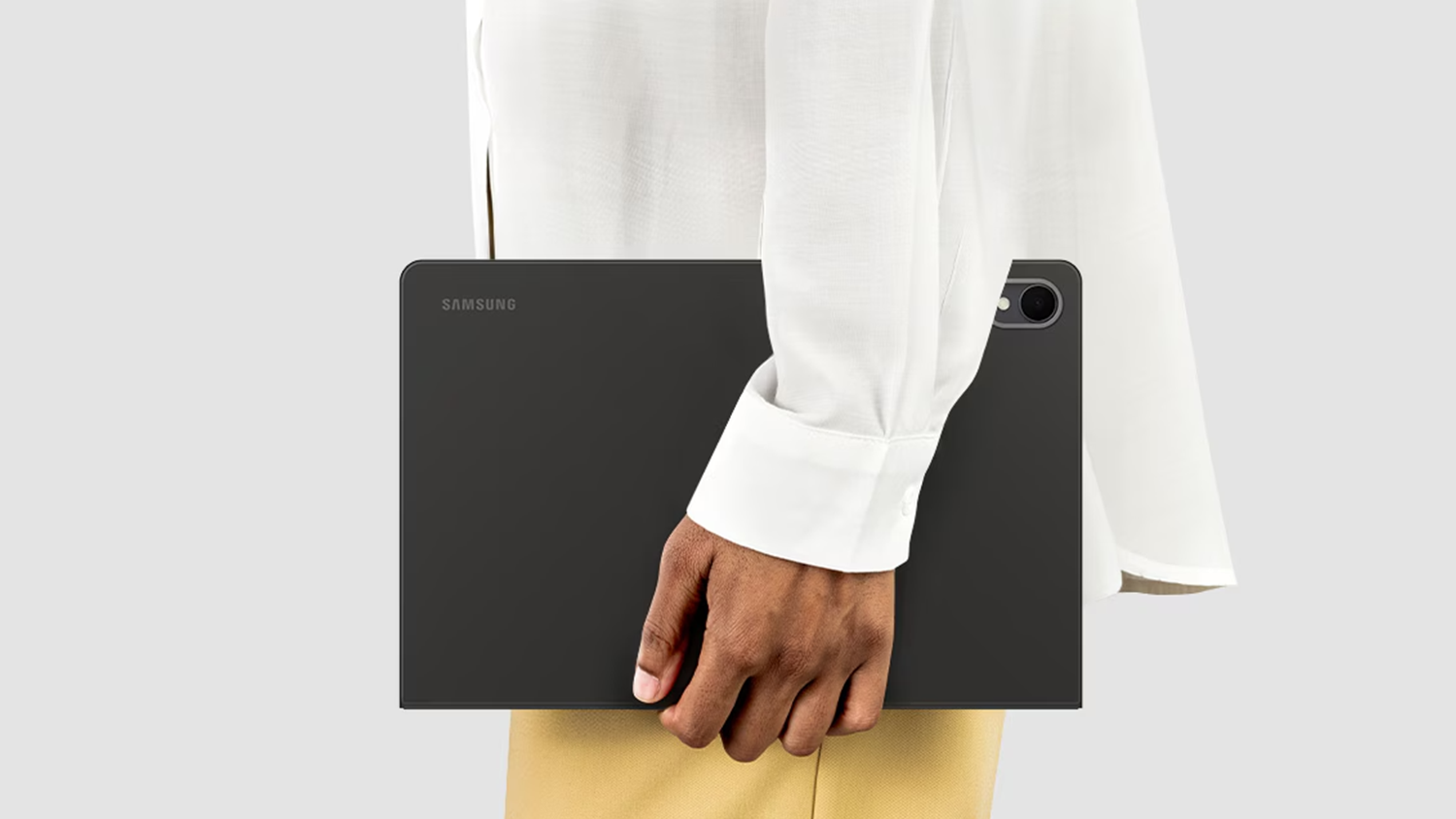 Člověk drž&iacute;c&iacute; tablet v pouzdře