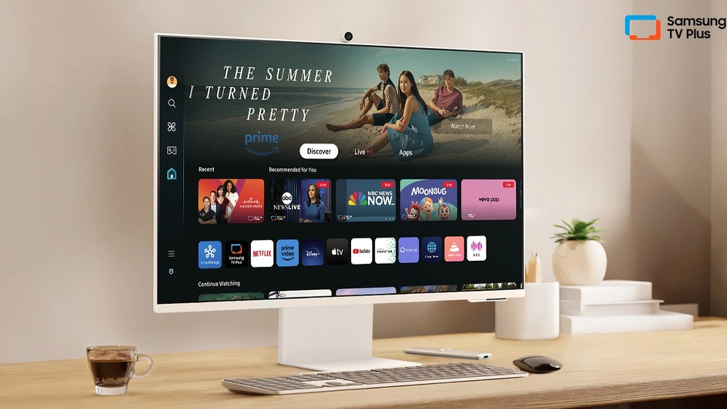 Monitor Samsung na pracovn&iacute;m stole