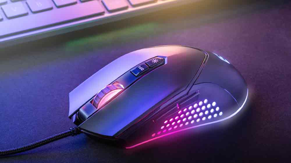 Osvětlená myš na stole_02