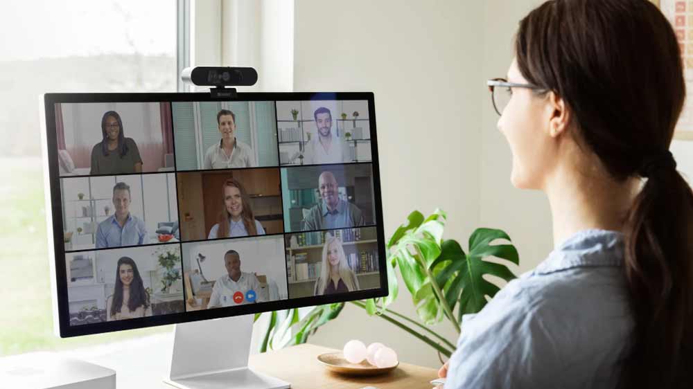 Žena na online meetingu s webkamerou Sandberg Face-ID Webcam 2_02