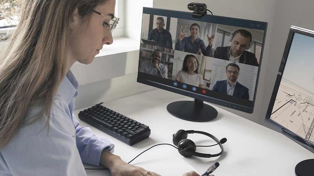 Žena při videohovoru se Sandberg USB Webcam Autofocus DualMic_02