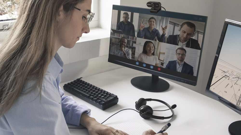 Žena při videohovoru se Sandberg USB Webcam Flex 1080P HD_02