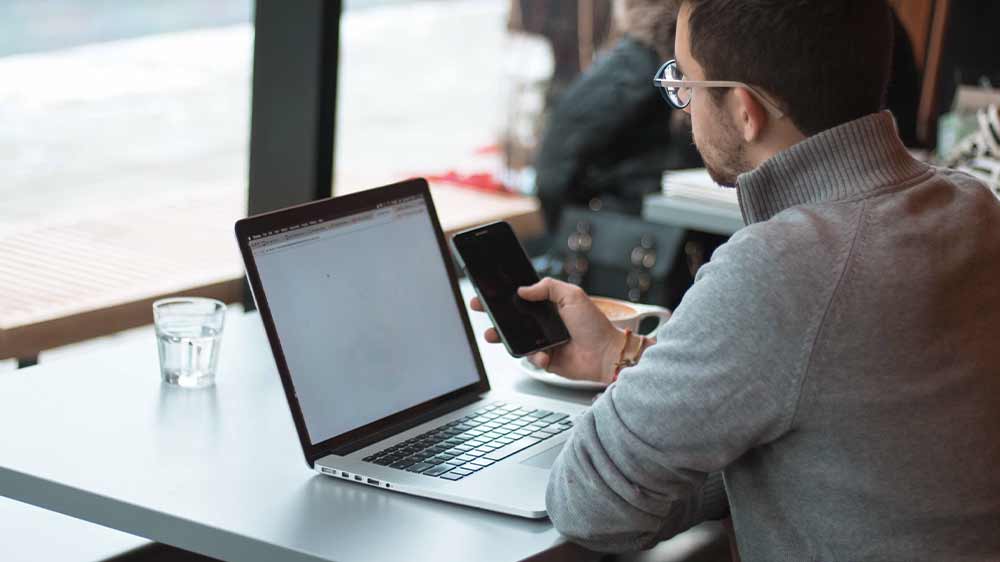 Muž v kavárně s počítačem_02