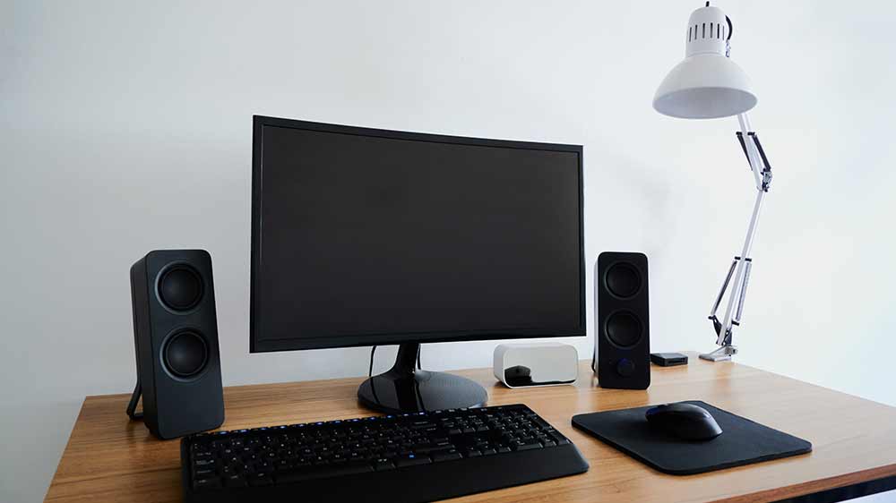 Pracovní stůl s počítačem_04