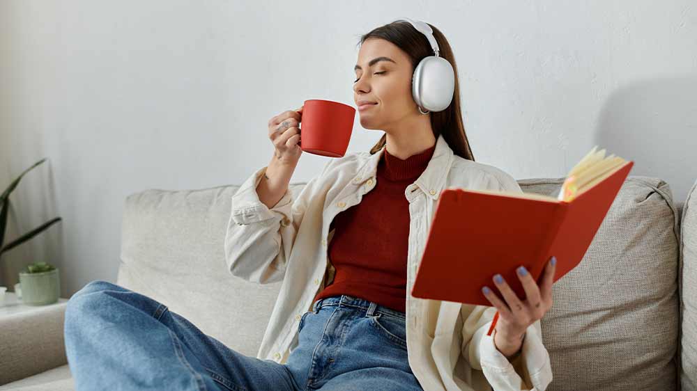 Dívka poslouchá hudbu ve sluchátkách_02
