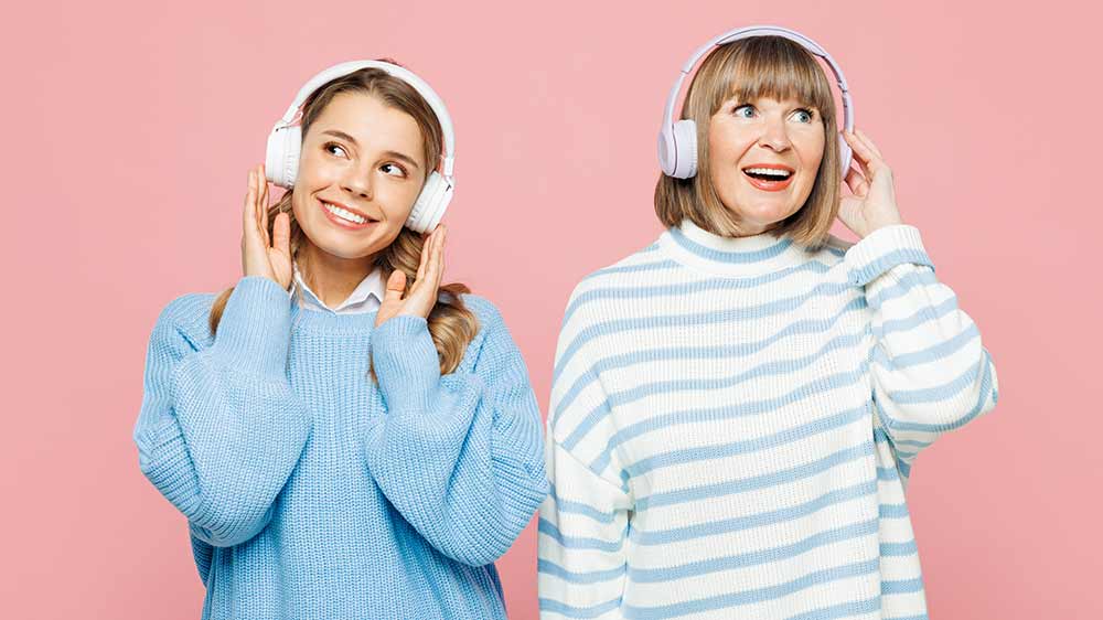 Dívka s maminkou poslouchají hudbu ve sluchátkách_02